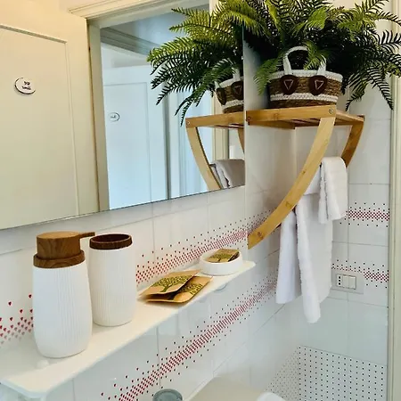 Yellow House Apartment *